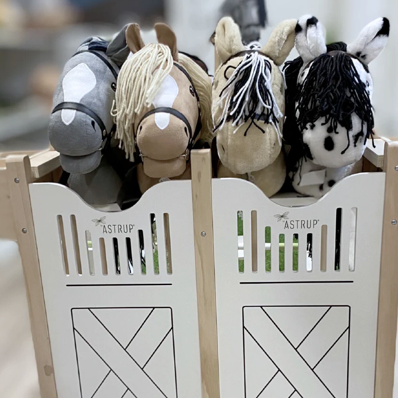 Hobby Horse Box für 4 Steckenpferde – Bild 1