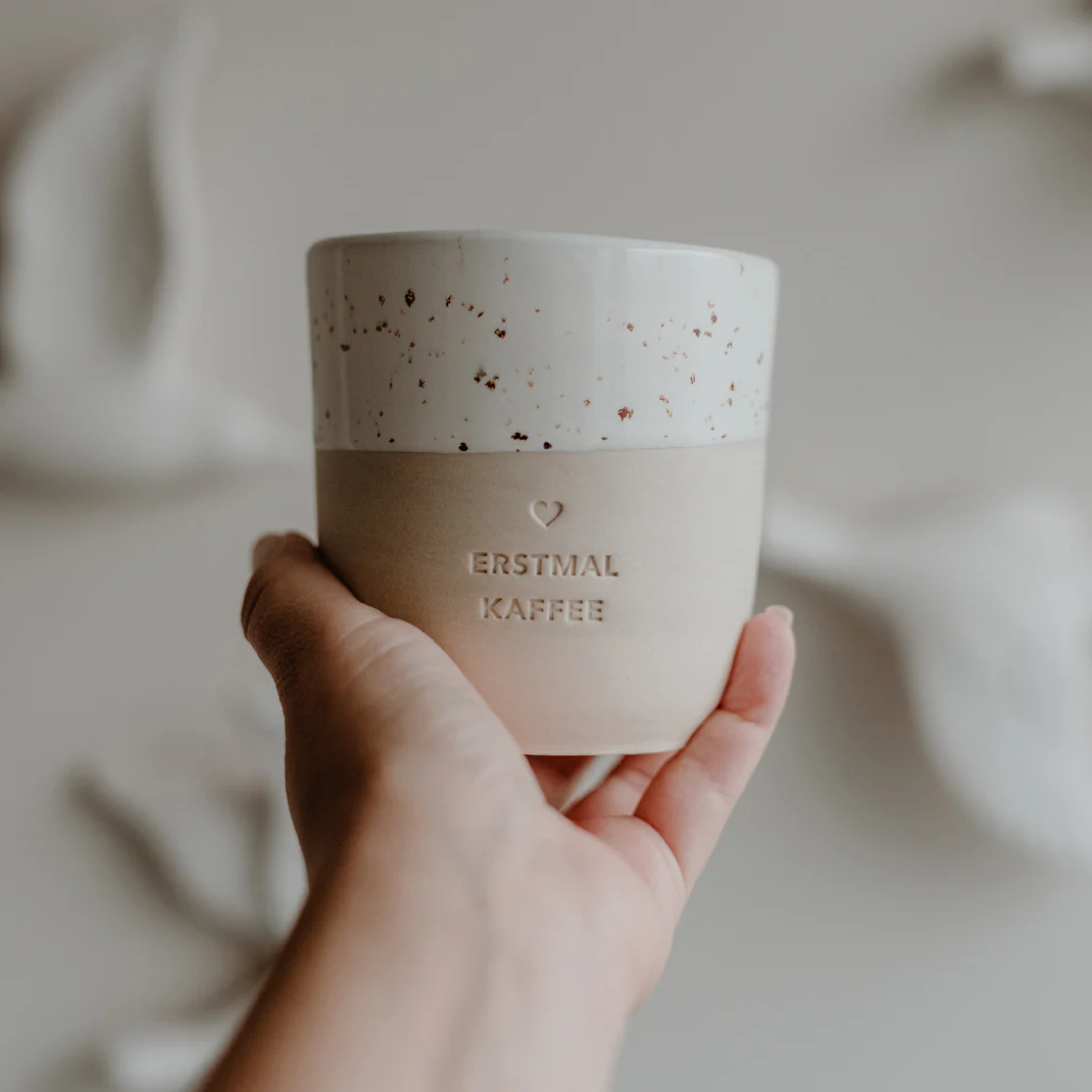 Steingut-Becher "Erstmal Kaffee" – Bild 1