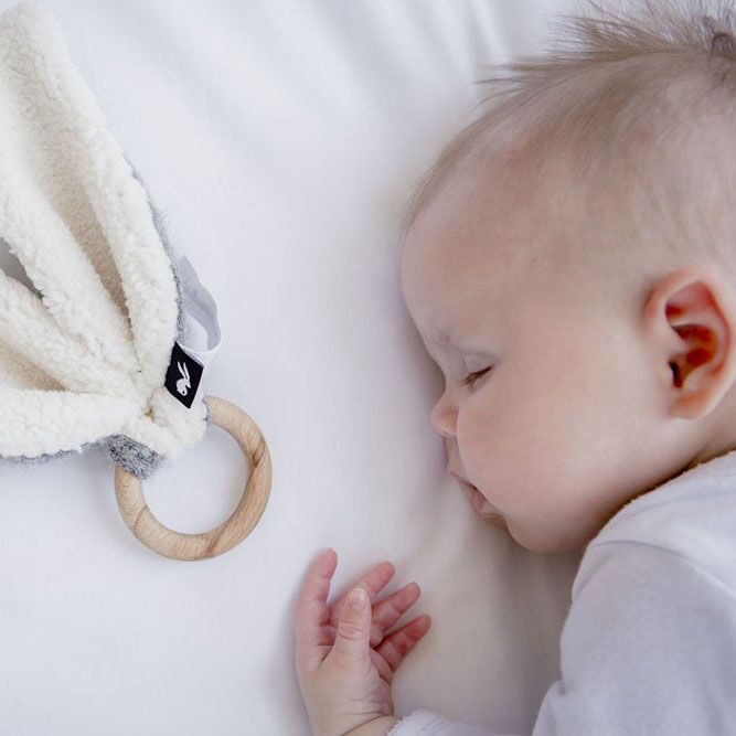 MCBabyTheethingRingSoftGrey2 Häschen-Beißring – Bild 1