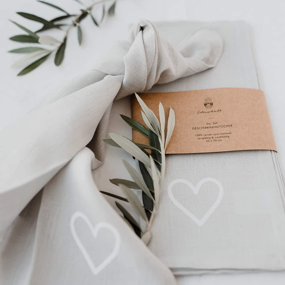 geschirrtuecher1 Geschirrtücher "Herz" aus Leinen (2er-Set) – Bild 1