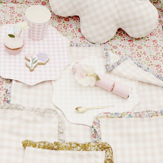 ruffle_edge_fabric_napkins2 Gingham-Servietten mit Rüschenkanten von Meri Meri – Bild 1
