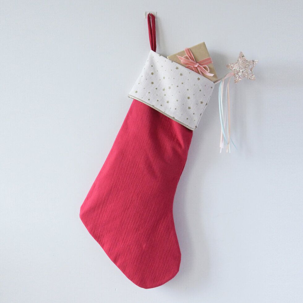 Starry Christmas Stocking Red 2 Weihnachts-Strumpf mit Sternen-Motiv (rot) – Bild 1