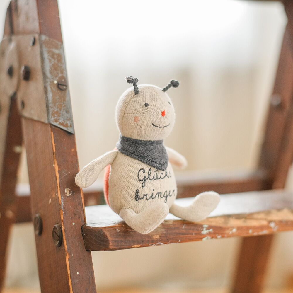 7234_Marienkaefer_Gluecksbringer_cremerotanthrazit-scaled Marienkäfer "Glücksbringer" in creme, rot und anthrazit (14 cm) – Bild 1