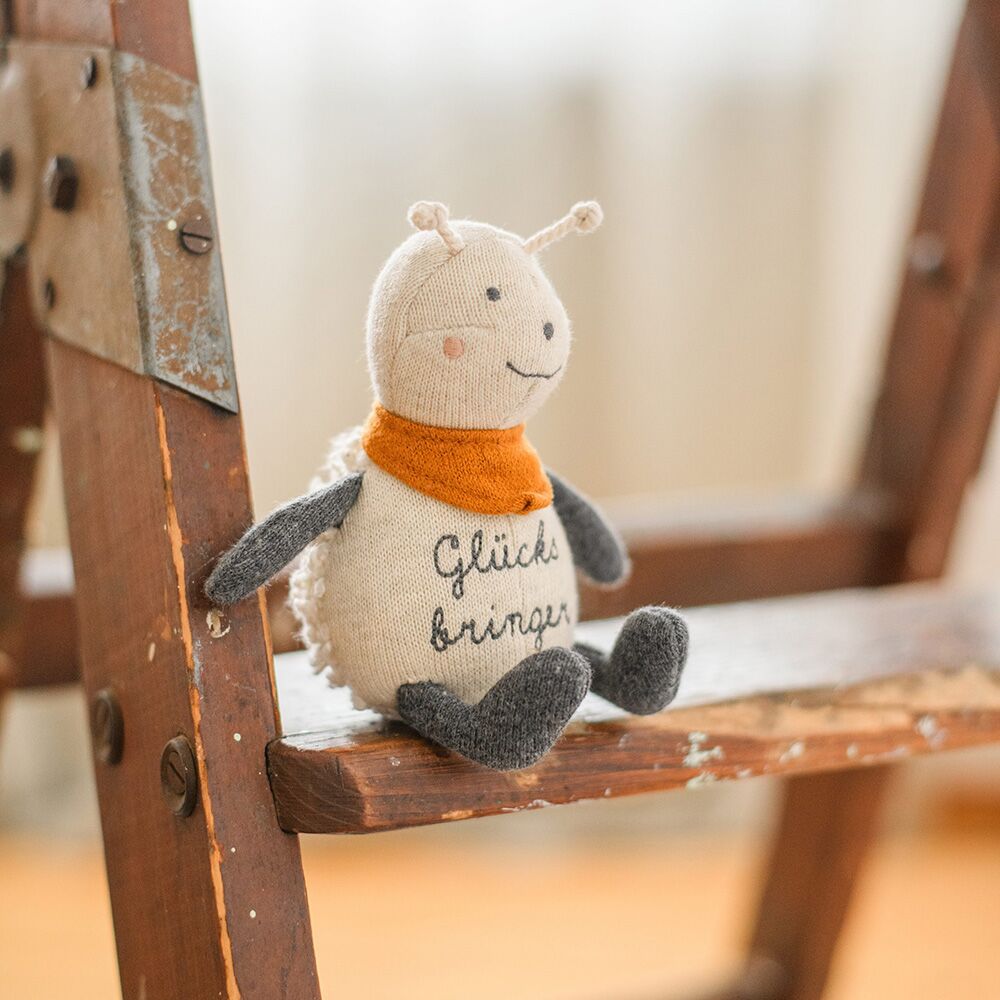 7236_Marienkaefer_Gluecksbringer_cremeanthrazitboucle-1-scaled Marienkäfer "Glücksbringer" in bouclé, creme und anthrazit (14 cm) – Bild 1