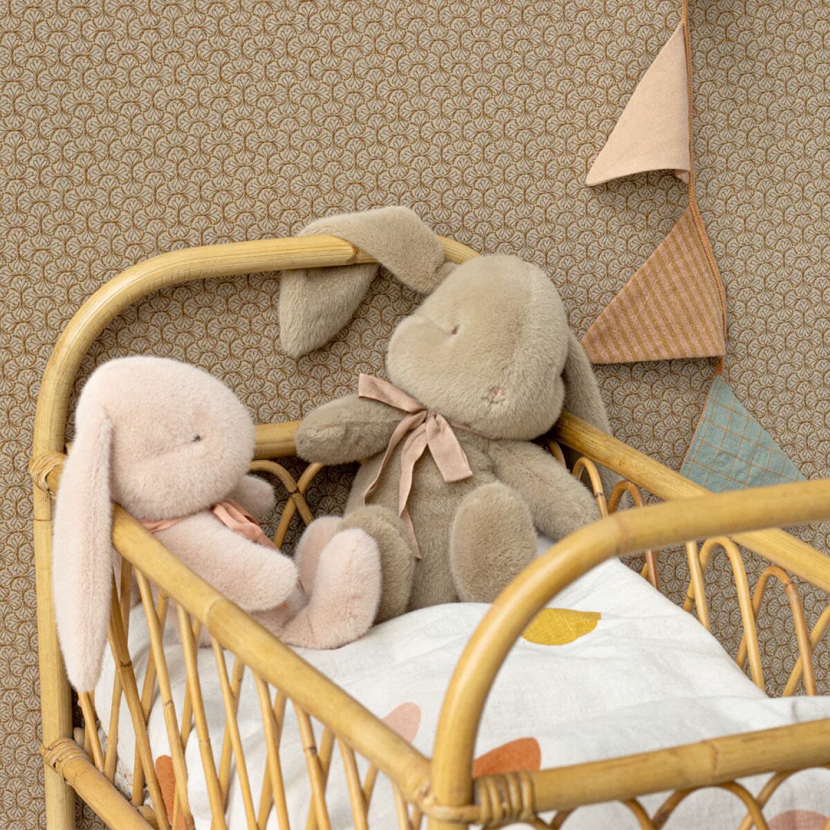 maileg_oktober_24_pluesch7 Plüsch Hase, Medium, Dusty brown von Maileg – Bild 1