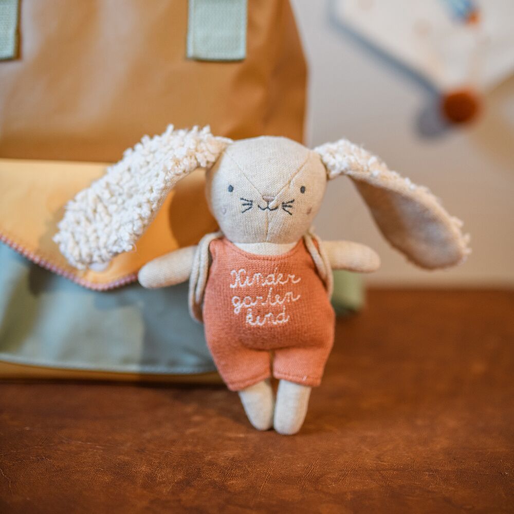 7221_Hase_Kindergartenkind_lachs Hase "Kindergartenkind" mit lachsfarbenem Anzug (16 cm, mit Rucksack)