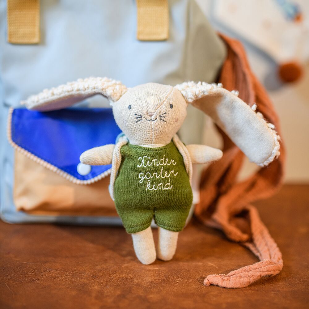 7223_Hase_Kindergartenkind_oliv Hase "Kindergartenkind" mit Anzug in oliv (16 cm, mit Rucksack)