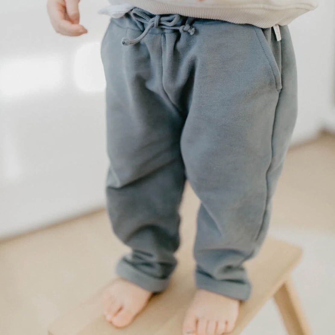 leevje_juli_202439 Sweathose mit Kordel "blue" (Unisex)