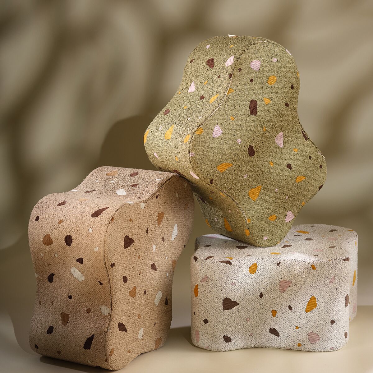 Cloud Pouffe aus der Terrazzo Kollektion – Bild 1
