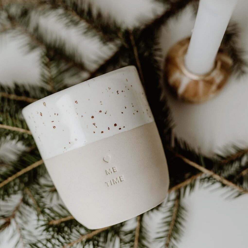 becher_metime1 Steingut-Becher "Me Time" – Bild 1