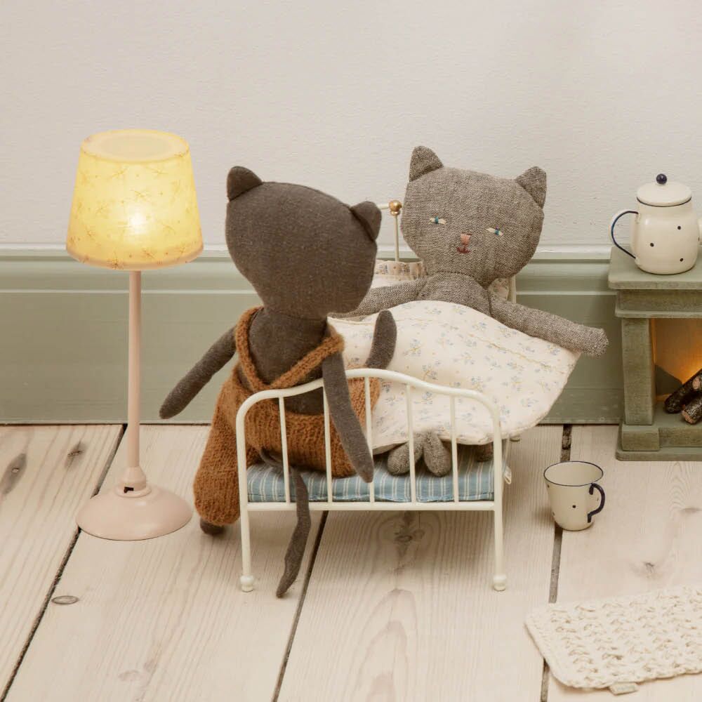 maileg_lampe_darkpowder4 Miniatur Stehleuchte (Dunkles Powder) – Bild 1