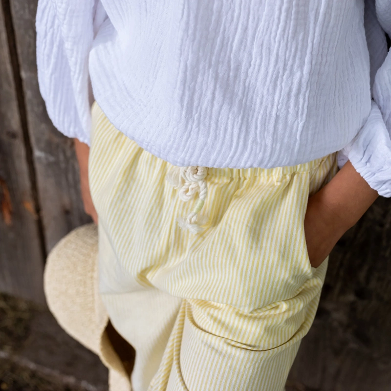 Weite Sommerhose mit Paperbagbund (weiß gelb) – Bild 1