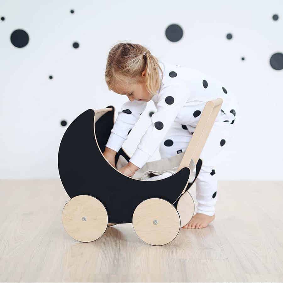 black-toy-pram2 Holz-Kinderwagen (schwarz) – Bild 1
