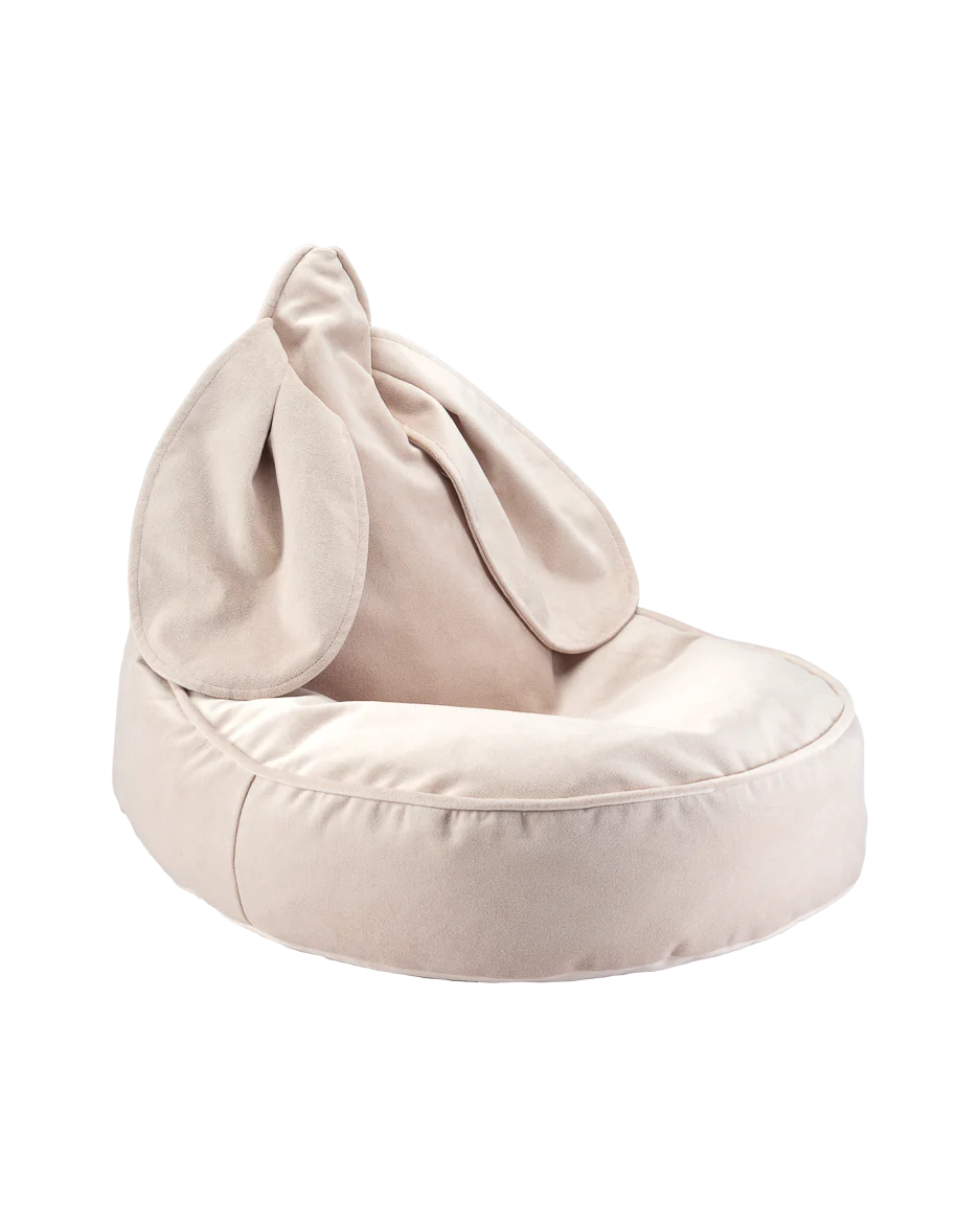 bunnybean Samt-Sitzsack "Hase" (Dusty Beige) von Wigiwama – Bild 1