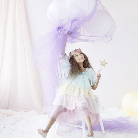 rainbow_ruffle_princess_dressup3 Prinzessinnen-Kostüm mit Regenbogen-Rüschen von Meri Meri – Bild 1