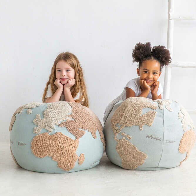 pouf-world-map-lorenacanals-6 Sitzkissen "Weltkarte" – Bild 1