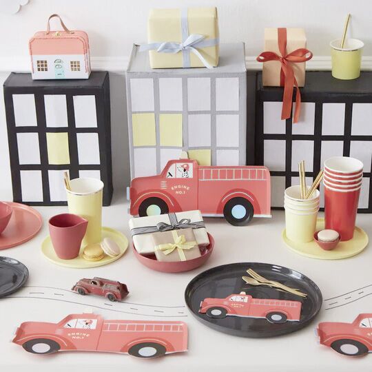 fire_truck_plates2 Feuerwehr-Pappteller von Meri Meri – Bild 1