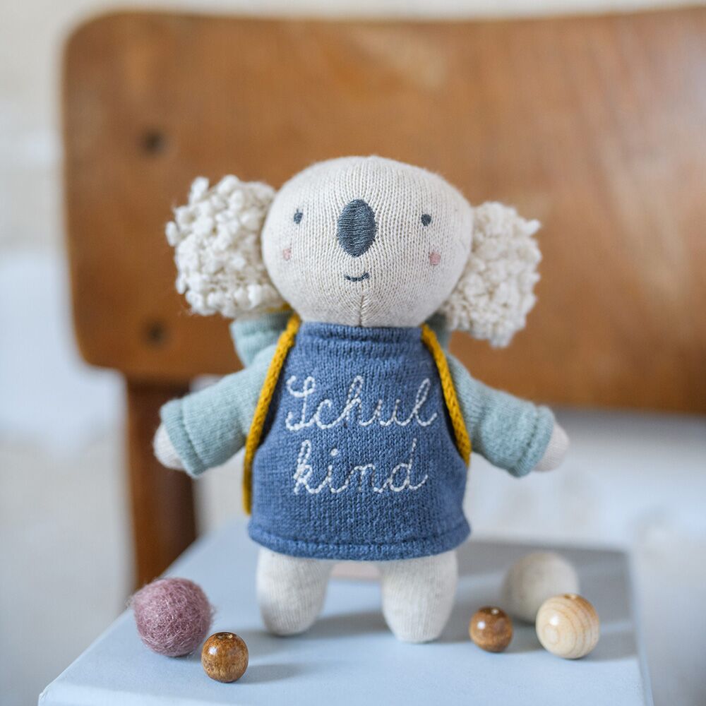 7231_Waschbaer_Schulkind_blau-scaled Koala "Schulkind" mit Shirt in blau (15 cm, mit Schulranzen) – Bild 1