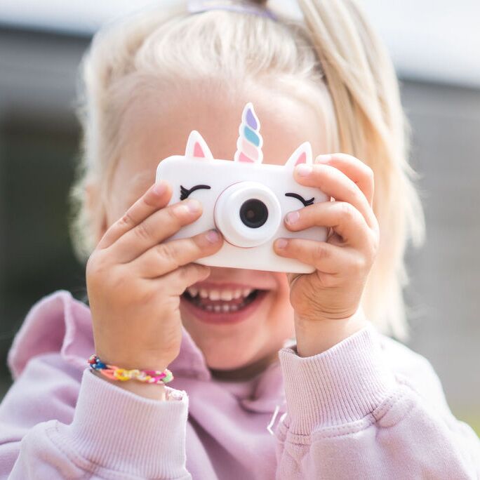 TheZoofamily_camera_unicorn_child_making_picture Einhorn Kinderkamera "Zoo Friends" – Bild 1
