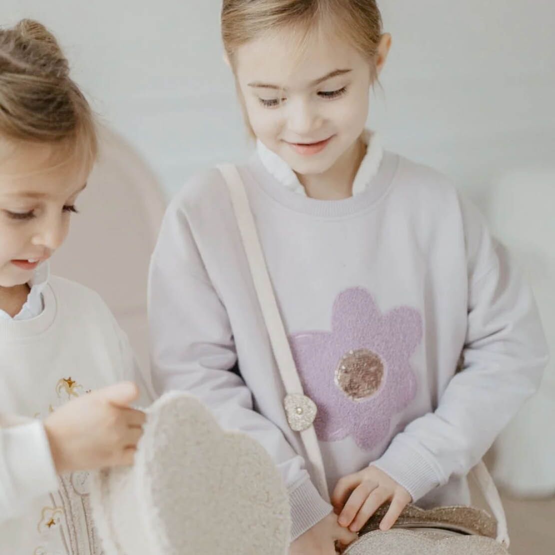 leevje_juli_20242 Oversized Sweatshirt "Sparkling Flower" (Lavender) – Bild 1