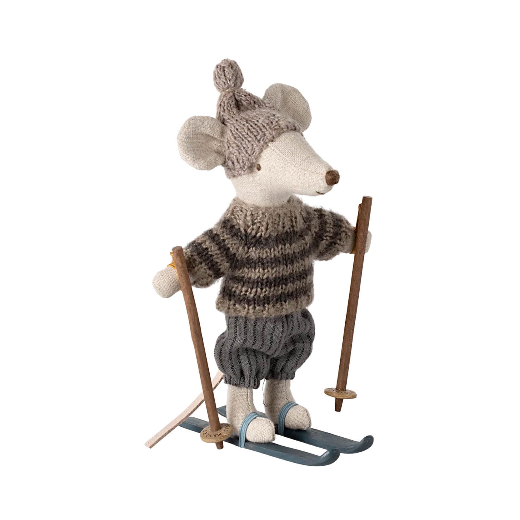 maileg_september_202420 Wintermaus mit Ski Set, Großer Bruder (grau) – Bild 1