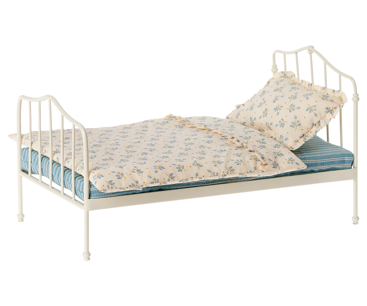 bett_miniatur_blau Miniatur-Bett "Blau" von Maileg – Bild 1