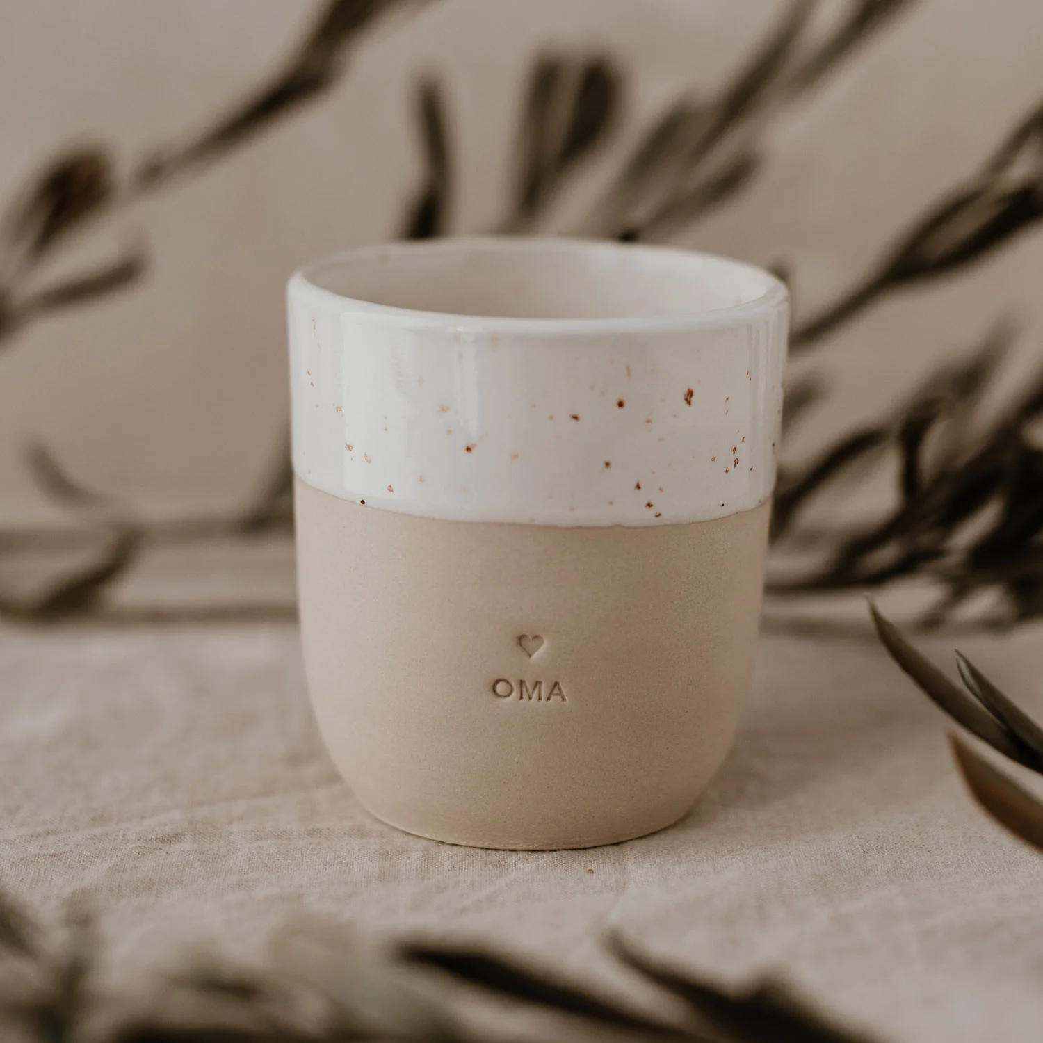 pot-044_becher_oma_photocredits_maggymelzer_5 Steingut-Becher "Oma" – Bild 1