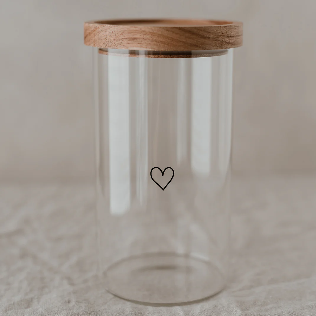 gl-070_vorratsglas_herz_photocredits_maggymelzer_3 Vorratsglas "Herz" (schwarz) – Bild 1
