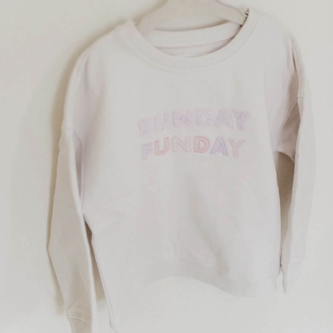 Oversized Sweatshirt "Sunday Funday" (Lavender) – Bild 1