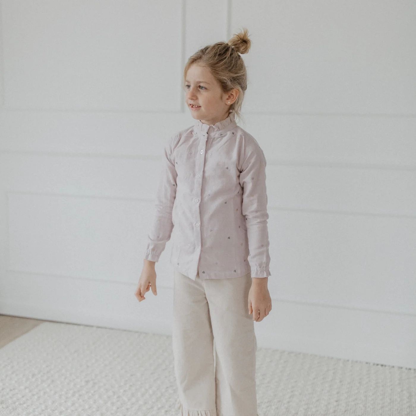 Flanellbluse mit Herzchen-Stickerei und Stehkragen "Lavender" – Bild 1