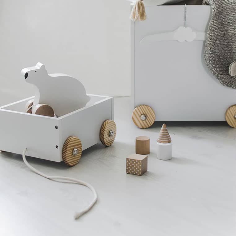 Kleine Spielzeugkiste mit Rädern – Bild 1