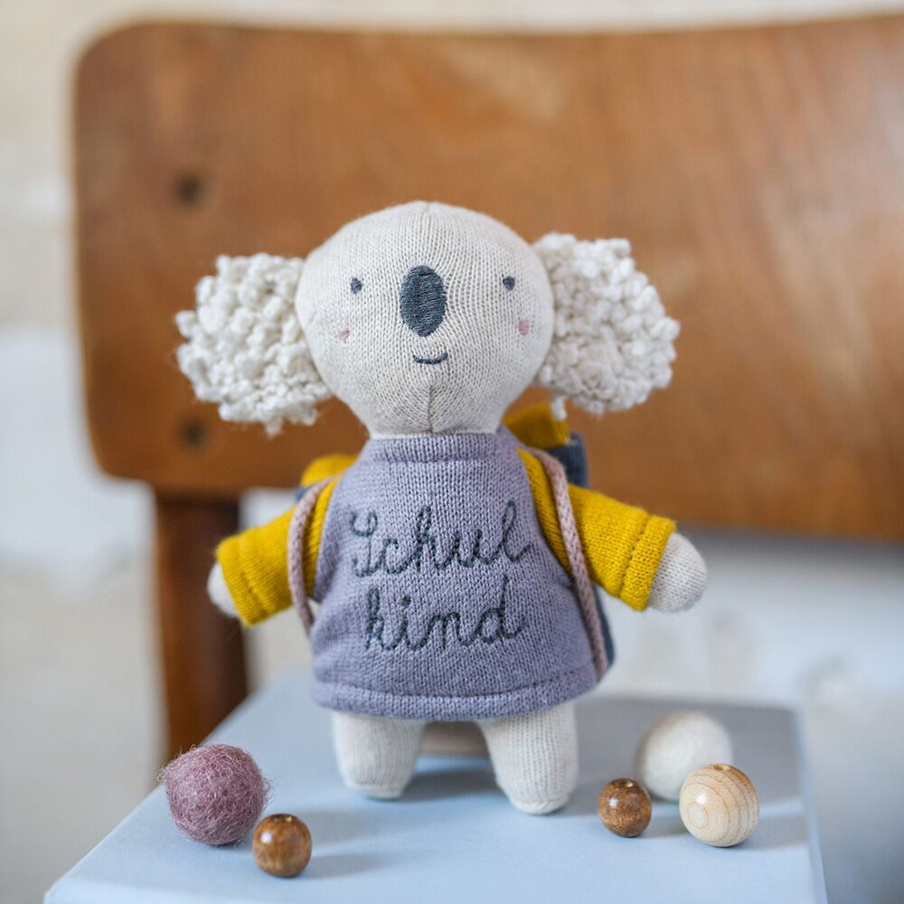 Koala "Schulkind" mit Shirt in flieder und gelb (15 cm, mit Schulranzen) – Bild 1