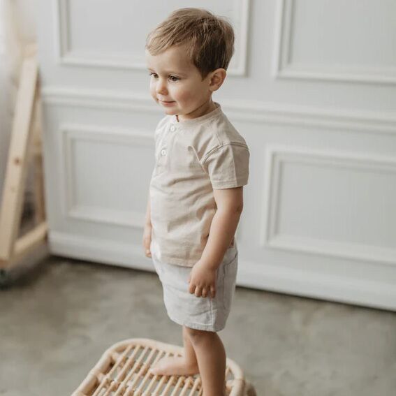 Graue Shorts mit Taschen (unisex) – Bild 1