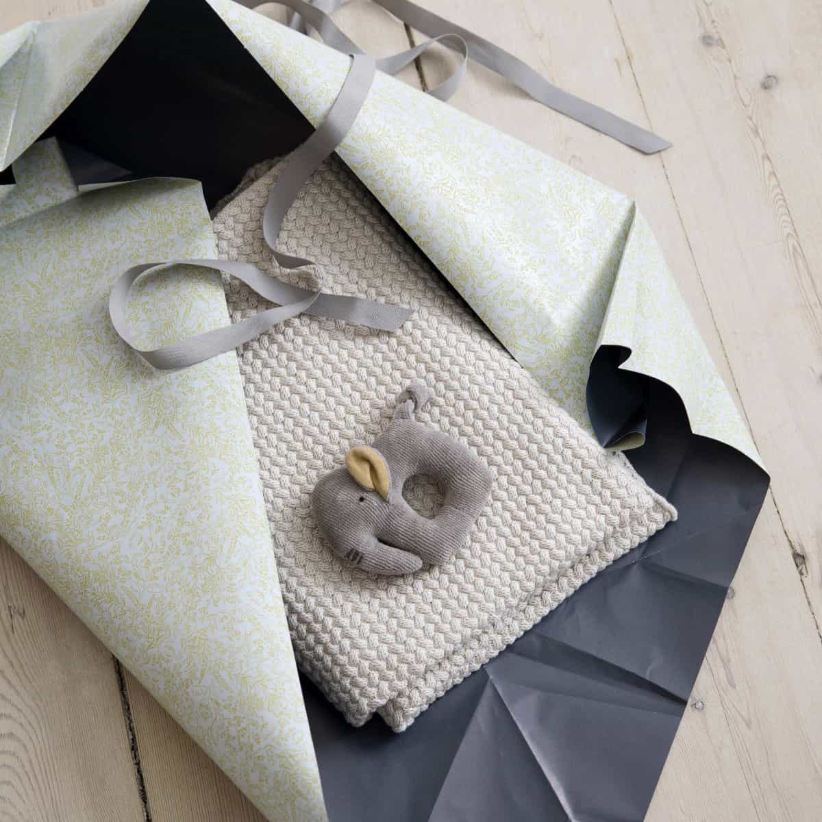 geschenksettbabydecke_rassel2 Geschenk-Set "Babydecke mit Rassel" – Bild 1